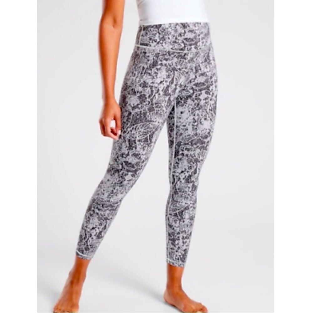 Athleta Elation Graffiti Fleur 7/8 Tights Leggings size XSP White Black Floral